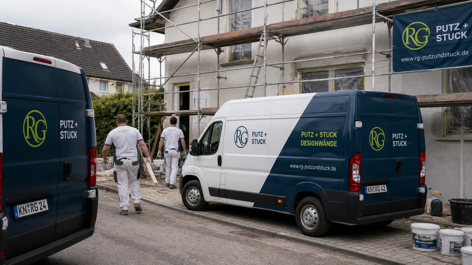 Handwerkerfahrzeuge an einer Baustelle