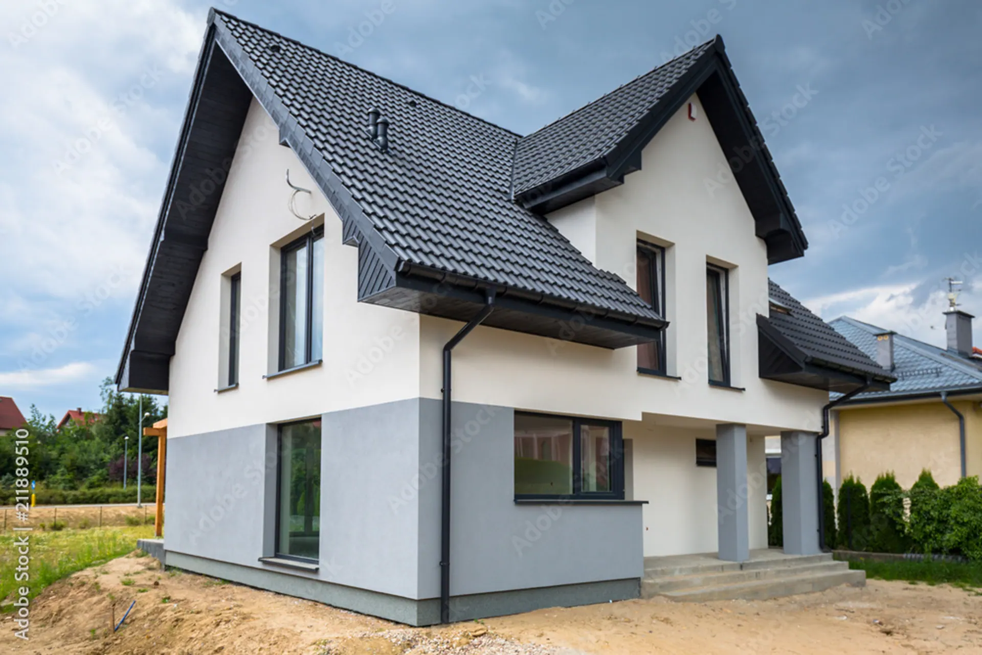 Frisch sanierte helle Hausfassade